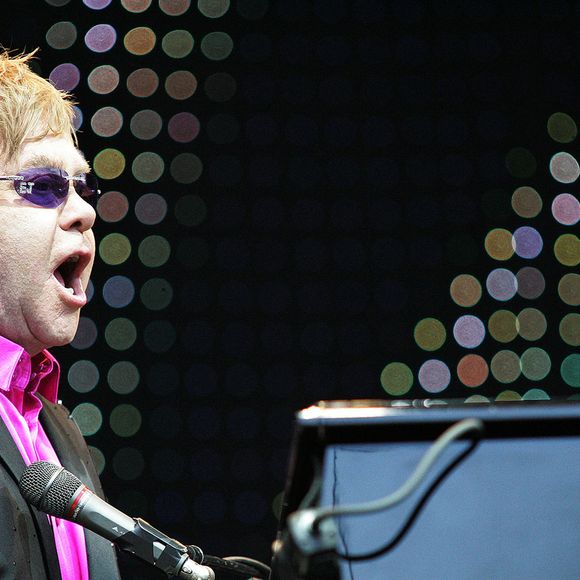 "Ces quinze derniers mois ont été extrêmement difficiles, car je ne pouvais rien voir, rien regarder, rien lire", a-t-il confié.

Le 9 juin 2012, Chesterfield, Angleterre, Royaume-Uni : Sir ELTON JOHN en concert au Proact Stadium, Derbyshire. (Crédit image : © Glenn Ashley/ZUMA Press Wire)