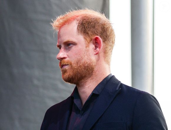 Elle a été aperçue à plusieurs reprises non loin de l'endroit où se trouvait le prince Harry.

Le prince Harry, duc de Sussex lorsqu'il monte sur la scène du One805 Live Concert dans la propriété de la star Costner au bord de l'océan de Santa Barbara à Summerland, en Californie, où Harry s'apprête à remettre le prix ''Heart of the Community'' (cœur de la communauté).  Photo by Amy Katz/ZUMA Press Wire/ABACAPRESS.COM
