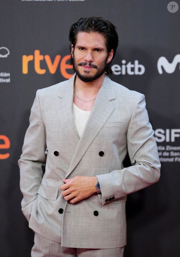 François Civil est de son côté Mathias Vogler, le personnage principal de 'Deux pianos“, le film d'Arnaud Desplechin

François Civil - Tapis rouge de 'Deux pianos“ lors du Festival de San Sebastian le 20 septembre 2025 © Lalo Yasky/Bestimage