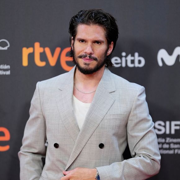 François Civil est de son côté Mathias Vogler, le personnage principal de 'Deux pianos“, le film d'Arnaud Desplechin

François Civil - Tapis rouge de 'Deux pianos“ lors du Festival de San Sebastian le 20 septembre 2025 © Lalo Yasky/Bestimage