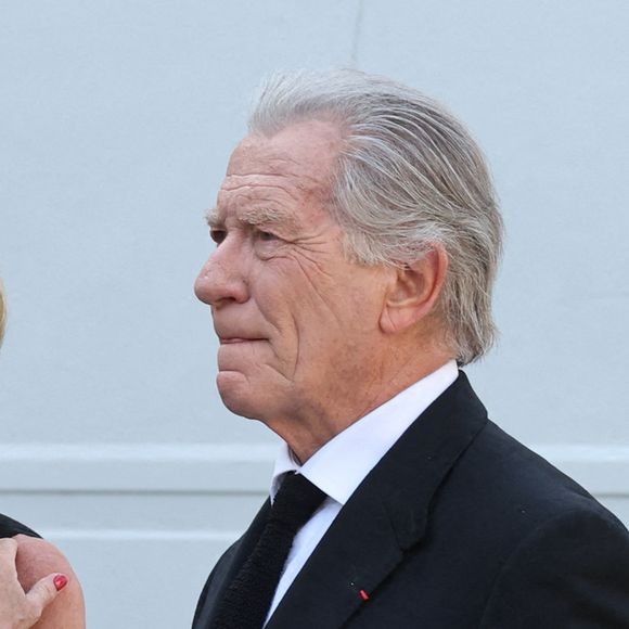 Sophie Davant et son compagnon William Leymergie - Arrivées aux obsèques de Philippe Labro en l'église de Saint-Germain-des-Prés à Paris. © Dominique Jacovides - Christophe Clovis / Bestimage