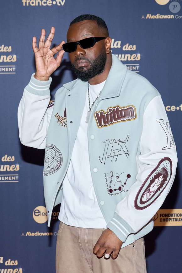 Exclusif - Gims au photocall du "Gala des pièces jaunes, le concert événement" à La Défense Arena à Nanterre le 23 janvier 2025. Le gala des Pièces Jaunes 2025 sera diffusé le 28 janvier, sur France 2 et sur la plateforme France.Tv.

© Jacovides / Moreau / Bestimage