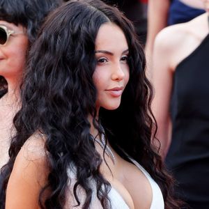 Cette vidéo assure que les deux influenceuses auraient été refoulées d'un restaurant très chic, où avait pu entrer, un peu plus tôt, Scarlett Johansson.

Nabilla Benattia - Montée des marches du film "The history of sound" lors du 78ème Festival International du Film de Cannes, au Palais des Festivals à Cannes. Le 21 mai 2025. © Jacovides-Moreau / Bestimage