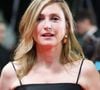 Delphine Paul travaillait chez Sony Music Publishing, où elle accompagnait les auteurs et les compositeurs.

Julie Gayet - Montée des marches du film « Bono : Stories of Surrender » lors du 78ème Festival International du Film de Cannes, au Palais des Festivals à Cannes. Le 16 mai 2025
© Jacovides-Moreau / Bestimage