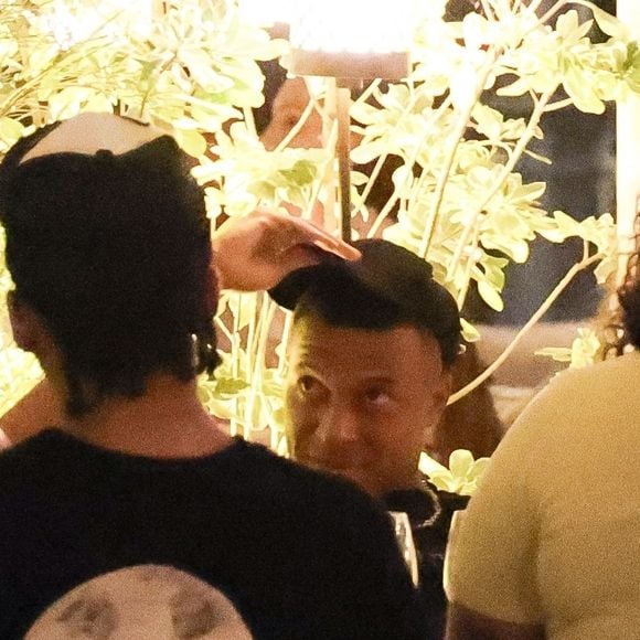 Paris, FRANCE Le footballeur français Kylian Mbappé passe la soirée avec des amis et deux mystérieuses femmes au restaurant Loulou à Paris. La star du football est restée dehors de 21 heures à 1 heure du matin !