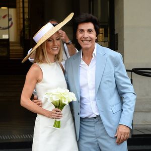 Jean-Luc Lahaye est un homme comblé

Les jeunes mariés, Jean-Luc Lahaye et sa femme Paola (Lahaye-Aubin) à la sortie de la mairie du 18ème arrondissement de Paris - J.L.Lahaye s'est marié en secondes noces avec sa compagne P.Aubin à la mairie du 18ème arrondissement de Paris. © Agence / Bestimage
