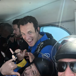 Guillaume Canet au Cap Ferret pour fêter ses 53 ans avec ses amis.