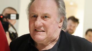 Gérard Depardieu sur une île au milieu de l'océan Atlantique à plus de 2500 km de Paris avec une grande amie qui l’a toujours soutenu