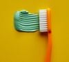 Il permet d'éliminer les traces de doigts, la graisse et les tâches légères.

Mélanger du dentifrice et du bicarbonate de soude : à quoi cela sert et pourquoi cette astuce est recommandée