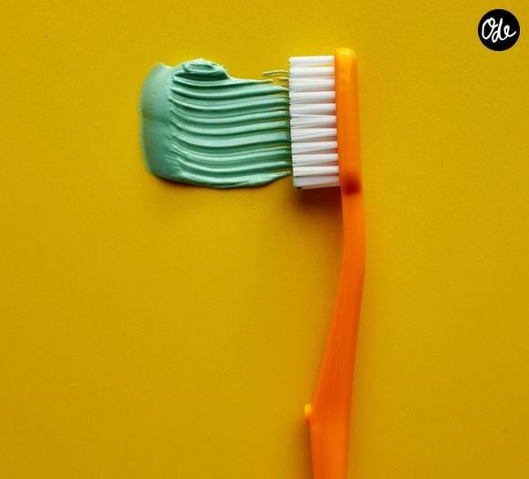 Il permet d'éliminer les traces de doigts, la graisse et les tâches légères.

Mélanger du dentifrice et du bicarbonate de soude : à quoi cela sert et pourquoi cette astuce est recommandée