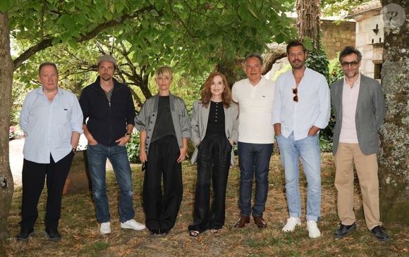 André Marcon, Raphaël Personnaz, Marina Foïs, Isabelle Huppert, Thierry Klifa, Laurent Lafitte et Mathieu Demy au photocall du film "La Femme la plus riche du monde" lors de la 18ème édition du Festival du Film Francophone de Angoulême (FFA), France, le 26 août 2025.

© Coadic Guirec/Bestimage