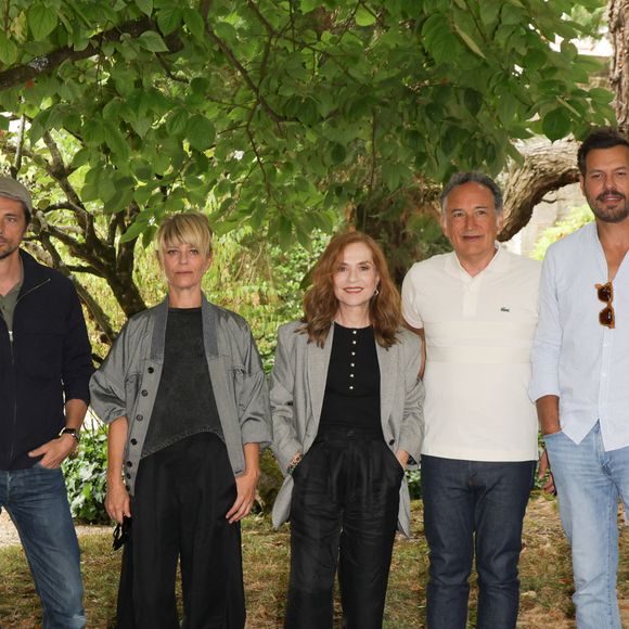 André Marcon, Raphaël Personnaz, Marina Foïs, Isabelle Huppert, Thierry Klifa, Laurent Lafitte et Mathieu Demy au photocall du film "La Femme la plus riche du monde" lors de la 18ème édition du Festival du Film Francophone de Angoulême (FFA), France, le 26 août 2025.

© Coadic Guirec/Bestimage