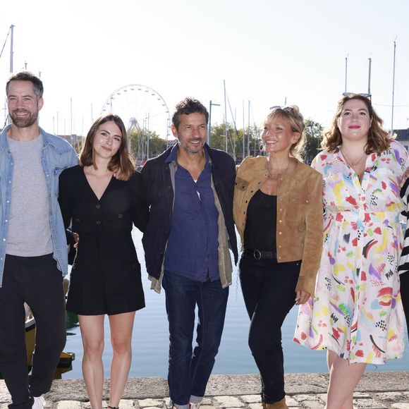 Tout en étant coach sportif.

Xavier Deluc, Emmanuel Moire, Clémence Lassalas, Kamel Belghazi, Julie Debazac, Charlotte Gaccio, Ingrid Chauvin, Alexandre Brasseur DEMAIN NOUS APPARTIENT
Le festival de fiction TV de La Rochelle samedi 17 septembre 2022. © Christophe Aubert via Bestimage