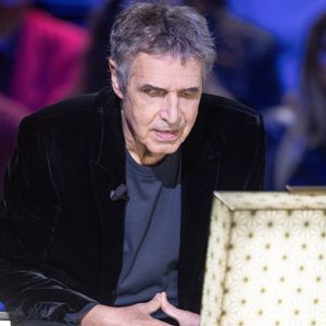 Chaque invité découvre une petite boîte contenant un objet lié à un souvenir personnel.

Exclusif - Julien Clerc lors de l'enregistrement de l'émission "La Boîte à secrets", présentée par F.Bollaert et diffusée le 2 janvier 2026 sur France 3, dans les studios du Lendit à Saint-Denis, France, le 1er décembre 2025. © Cyril Moreau/Bestimage