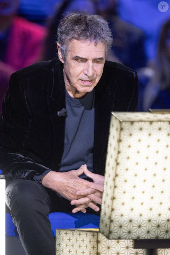 Chaque invité découvre une petite boîte contenant un objet lié à un souvenir personnel.

Exclusif - Julien Clerc lors de l'enregistrement de l'émission "La Boîte à secrets", présentée par F.Bollaert et diffusée le 2 janvier 2026 sur France 3, dans les studios du Lendit à Saint-Denis, France, le 1er décembre 2025. © Cyril Moreau/Bestimage