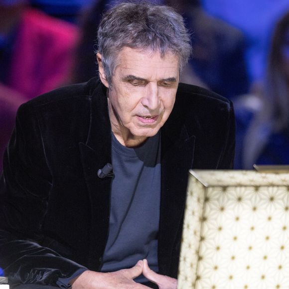 Chaque invité découvre une petite boîte contenant un objet lié à un souvenir personnel.

Exclusif - Julien Clerc lors de l'enregistrement de l'émission "La Boîte à secrets", présentée par F.Bollaert et diffusée le 2 janvier 2026 sur France 3, dans les studios du Lendit à Saint-Denis, France, le 1er décembre 2025. © Cyril Moreau/Bestimage