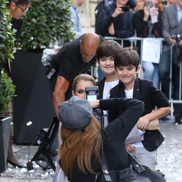 Céline Dion et ses jumeaux, Eddy et Nelson, ont reçu une pluie de confettis avant de monter dans leur voiture à la sortie de l’hôtel Royal Monceau, à Paris, France, le 10 août 2017. © Agence/Bestimage