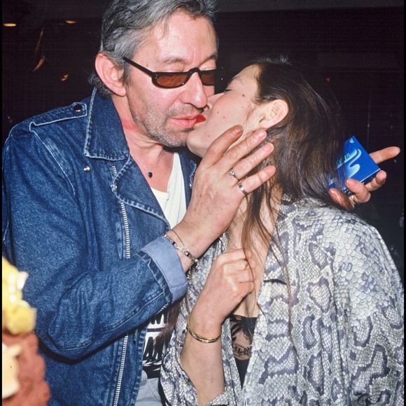 En ces lieux, Bambou a pu y élever en toute quiétude leur fils Lucien. Une propriété qu'elle n'a jamais quittée...

ARCHIVES - SERGE GAINSBOURG EN SOIREE AVEC SA FEMME BAMBOU AU PALACE A PARIS