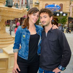 Renan Luce et Lolita Séchan posent dans les décors de la nouvelle attraction de Disneyland Paris, Ratatouille : L'Aventure Totalement Toquée de Rémy. Le 5 juillet 2014. Disneyland Paris