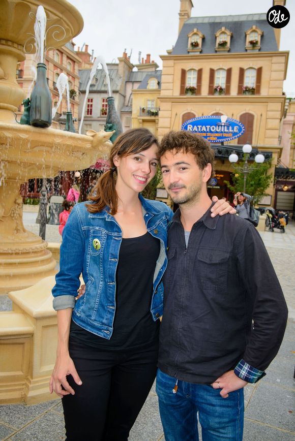 Renan Luce et Lolita Séchan posent dans les décors de la nouvelle attraction de Disneyland Paris, Ratatouille : L'Aventure Totalement Toquée de Rémy. Le 5 juillet 2014. Disneyland Paris