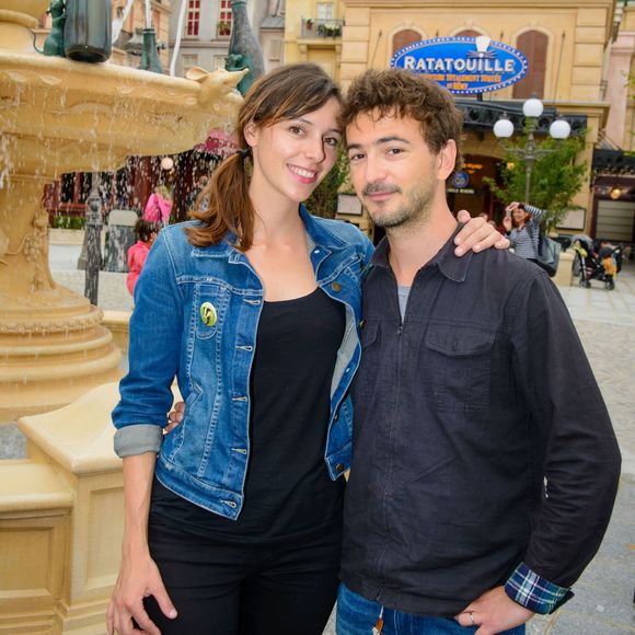 Renan Luce et Lolita Séchan posent dans les décors de la nouvelle attraction de Disneyland Paris, Ratatouille : L'Aventure Totalement Toquée de Rémy. Le 5 juillet 2014. Disneyland Paris