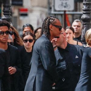 Armande Altaï, Audrey Crespo-Mara et ses fils Sekou et Lamine - Arrivées aux obsèques de Thierry Ardisson en l’église Saint-Roch de Paris, France, le 17 juillet 2025. © Clovis-Jacovides/Bestimage