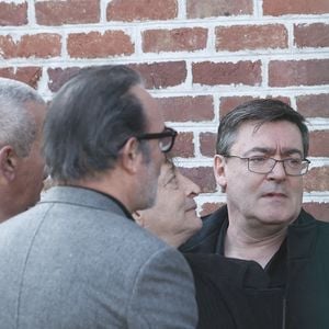 Le cliché a d'abord été publié pour afficher un soutien indéfectible aux projets de ses comparses. L'interprète de Brice de Nice en a en effet profité pour faire la promotion du nouveau spectacle de deux de ses complices. "Manu et Éric au petit palais des glaces du 11 juin au 31 juillet", écrit Jean Dujardin en légende.

Eric Collado, Jean Dujardin, Éric Massot, Manu Joucla - Arrivées aux obsèques de Bruno Salomone en l'église Sainte-Anne de Polangis de Joinville-le-Pont (Val-de-Marne) le 23 mars 2026. © Cyril Moreau Dominique Jacovides / Bestimage