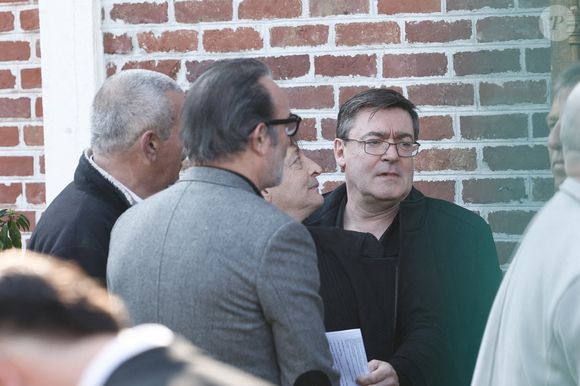 Le cliché a d'abord été publié pour afficher un soutien indéfectible aux projets de ses comparses. L'interprète de Brice de Nice en a en effet profité pour faire la promotion du nouveau spectacle de deux de ses complices. "Manu et Éric au petit palais des glaces du 11 juin au 31 juillet", écrit Jean Dujardin en légende.

Eric Collado, Jean Dujardin, Éric Massot, Manu Joucla - Arrivées aux obsèques de Bruno Salomone en l'église Sainte-Anne de Polangis de Joinville-le-Pont (Val-de-Marne) le 23 mars 2026. © Cyril Moreau Dominique Jacovides / Bestimage