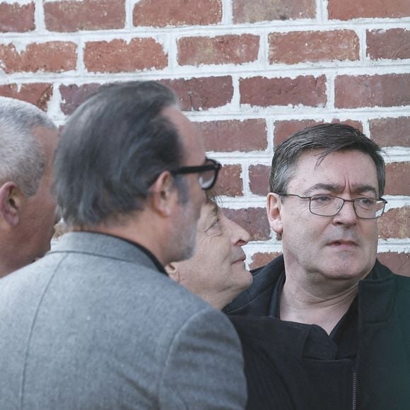 Le cliché a d'abord été publié pour afficher un soutien indéfectible aux projets de ses comparses. L'interprète de Brice de Nice en a en effet profité pour faire la promotion du nouveau spectacle de deux de ses complices. "Manu et Éric au petit palais des glaces du 11 juin au 31 juillet", écrit Jean Dujardin en légende.

Eric Collado, Jean Dujardin, Éric Massot, Manu Joucla - Arrivées aux obsèques de Bruno Salomone en l'église Sainte-Anne de Polangis de Joinville-le-Pont (Val-de-Marne) le 23 mars 2026. © Cyril Moreau Dominique Jacovides / Bestimage