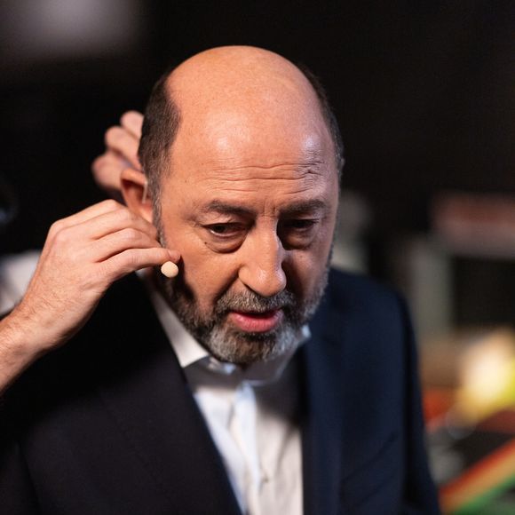 Exclusif -Kad Merad - Backstage avec les invités pour l'enregistrement de l'émission "La chanson secrète N°14", présentée par N.Aliagas et diffusée le 26 décembre sur TF1, à Paris, France, le 9 décembre 2025. © Jacovides-Moreau/Bestimage