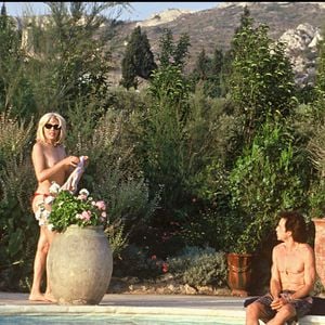 Archives — Amanda Lear dans la piscine de sa villa de Saint-Rémy-de-Provence avec son mari Alain-Philippe Malagnac.