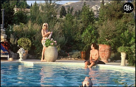 Archives — Amanda Lear dans la piscine de sa villa de Saint-Rémy-de-Provence avec son mari Alain-Philippe Malagnac.