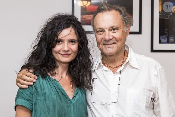 Exclusif - Salomé Lelouch et Philippe Caubère dans les loges - Représentation de la pièce de théâtre "Le Bac 68" lors du Festival de Ramatuelle, le 8 août 2017. © Cyril Bruneau/Festival de Ramatuelle/Bestimage
