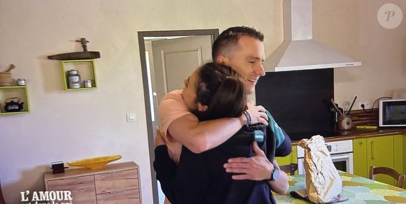Après quoi, elle a éconduit Florent.

Célia fait son choix entre Florent et Clément dans "L'amour est dans le pré"