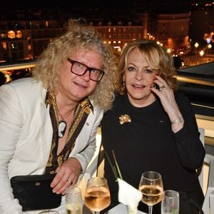 Pierre-Jean Chalençon et Michèle Mercier durant la soirée de la Fondation Claude Pompidou sur le toit terrasse de l'hôtel Aston La Scala, après la remise du prix 2018. 

© Bruno Bebert-LMS/Bestimage