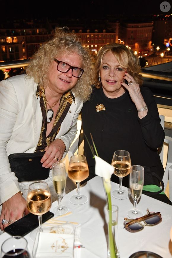 Pierre-Jean Chalençon et Michèle Mercier durant la soirée de la Fondation Claude Pompidou sur le toit terrasse de l'hôtel Aston La Scala, après la remise du prix 2018. 

© Bruno Bebert-LMS/Bestimage