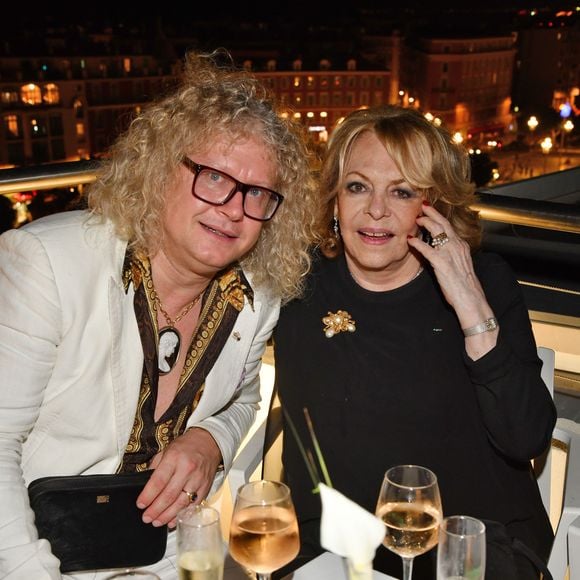 Pierre-Jean Chalençon et Michèle Mercier durant la soirée de la Fondation Claude Pompidou sur le toit terrasse de l'hôtel Aston La Scala, après la remise du prix 2018. 

© Bruno Bebert-LMS/Bestimage