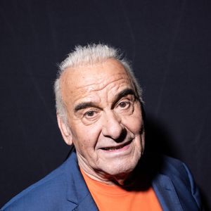 Exclusif - Michel Fugain en backstage lors de l'enregistrement de l'émission "La Boîte à secrets", présentée par Faustine Bollaert et diffusée le 17 octobre sur France 3, dans les studios du Lendit à Saint-Denis, France, le 23 septembre 2025. © Cyril Moreau/Bestimage