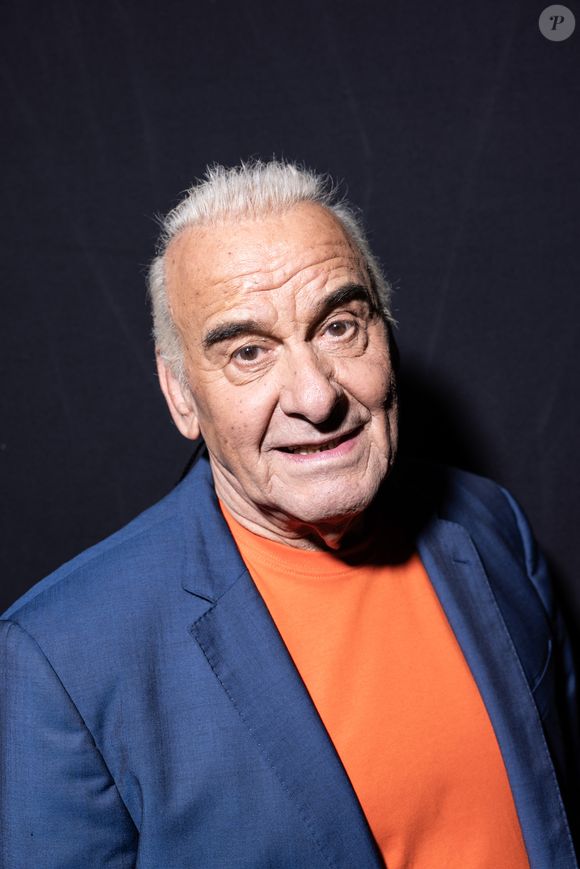 Exclusif - Michel Fugain en backstage lors de l'enregistrement de l'émission "La Boîte à secrets", présentée par Faustine Bollaert et diffusée le 17 octobre sur France 3, dans les studios du Lendit à Saint-Denis, France, le 23 septembre 2025. © Cyril Moreau/Bestimage
