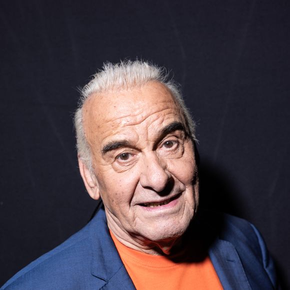 Exclusif - Michel Fugain en backstage lors de l'enregistrement de l'émission "La Boîte à secrets", présentée par Faustine Bollaert et diffusée le 17 octobre sur France 3, dans les studios du Lendit à Saint-Denis, France, le 23 septembre 2025. © Cyril Moreau/Bestimage