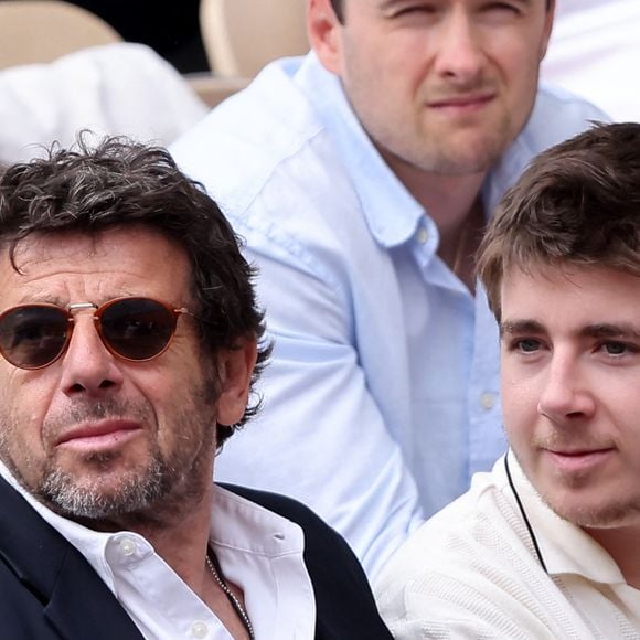 Patrick Bruel et son fils Oscar dans les tribunes lors des Internationaux de France de Tennis de Roland Garros 2025. Paris, le 1er Juin 2025. © Dominique Jacovides/Bestimage