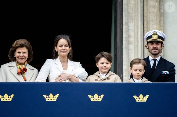La reine Silvia de Suède et la princesse Sofia célèbrent l'anniversaire de Gustaf de Suède lors d'une parade militaire et en faisant une apparition au balcon du palais royal de Stockholm avec sa famille le 30 avril 2025. @Dana Press / Bestimage.