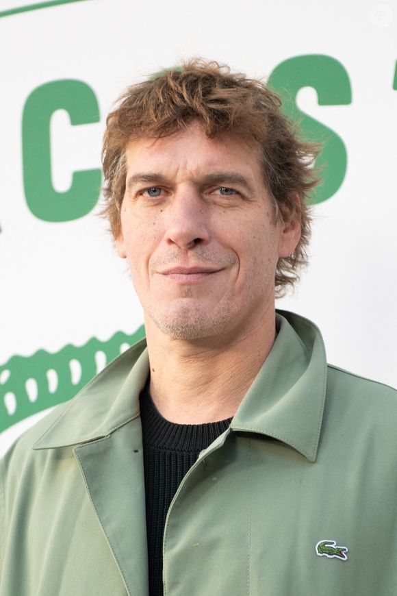 Il s'agit de Cédric Jimenez, qui avait d'ailleurs déjà remporté le César des Lycéens en 2022 pour son film BAC Nord.

Cedric Jimenez assiste au défilé Lacoste Womenswear Spring/Summer 2026 dans le cadre de la Fashion Week de Paris à Paris, France, le 05 octobre 2025. Photo par Aurore Marechal/ABACAPRESS.COM
