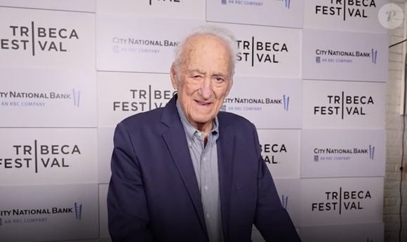 Jerry Alder mis à l'honneur par nos confrères "E! News" suite à sa disparition.(Capture d'écran YouTube).