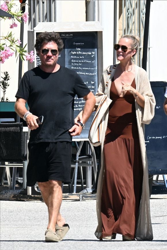 Exclusif - Laeticia Hallyday et son compagnon Frédéric Suant ont déjeuné au restaurant "La maison de Camille" à Marseillan le 28 juin 2025