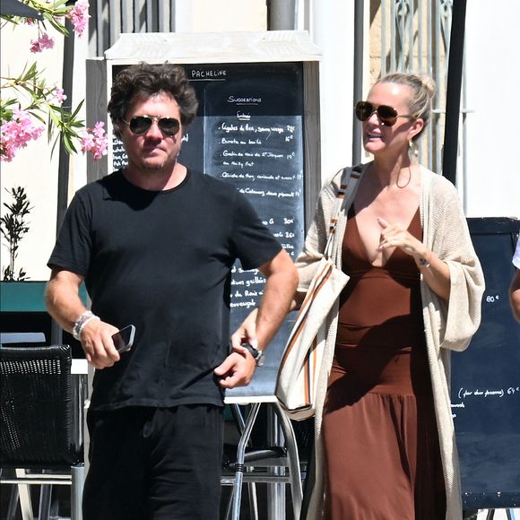 Exclusif - Laeticia Hallyday et son compagnon Frédéric Suant ont déjeuné au restaurant "La maison de Camille" à Marseillan le 28 juin 2025