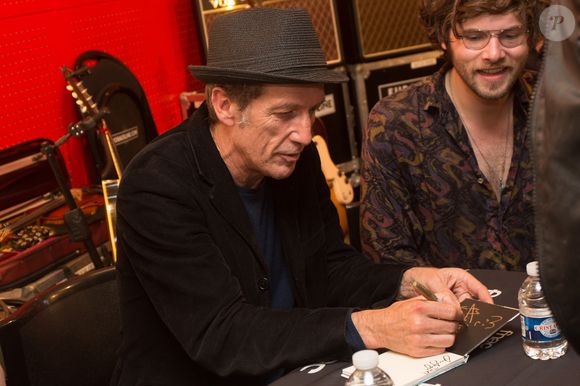 Miossec en showcase à la Fnac de Saint-Lazare, dans le cadre la promotion de son nouvel album "Mammifères". Paris, le 2 juin 2016.