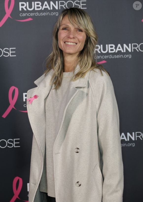Élodie Ageron s’y confie exceptionnellement sur sa vie personnelle et sa famille.

Elodie Ageron lors de la soirée de lancement "Octobre Rose" organisée par l'association Ruban Rose à Paris le mardi 30 septembre 2025.

© Coadic / Ausset-Lacroix / Bestimage