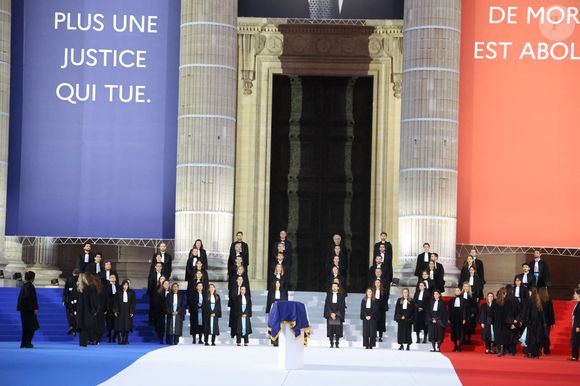 Le cercueil cérémoniel drapé du drapeau français devant le Panthéon pour l'intronisation de l'ancien ministre français de la Justice et président du Conseil constitutionnel Robert Badinter - Panthéonisation de l'ancien ministre de la Justice et président du Conseil constitutionnel français Robert Badinter à Paris, France, le 9 octobre 2025. © Dominique Jacovides/Bestimage