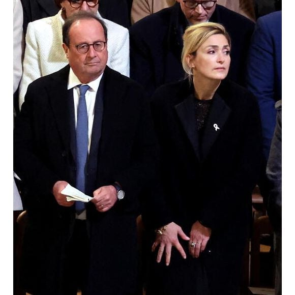 Julie Gayet et François hollande, c'est une histoire d'amour qui dure. 

Michel Barnier, sa femme Isabelle Altmayer, Nicolas Sarkozy, sa femme Carla Bruni, François Hollande et sa femme Julie Gayet, Anne Hidalgo - Cérémonie de réouverture de la cathédrale Notre-Dame de Paris
© Dominique Jacovides / Bestimage
